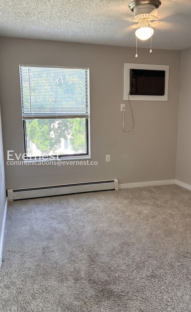 Building Photo - 2 Bed/1 Bath Condo with Off-Street Parking / Available Now!