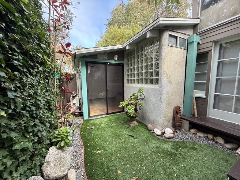 Building Photo - Hidden Garden Retreat – A One-Bedroom Oasis in the Heart of Venice