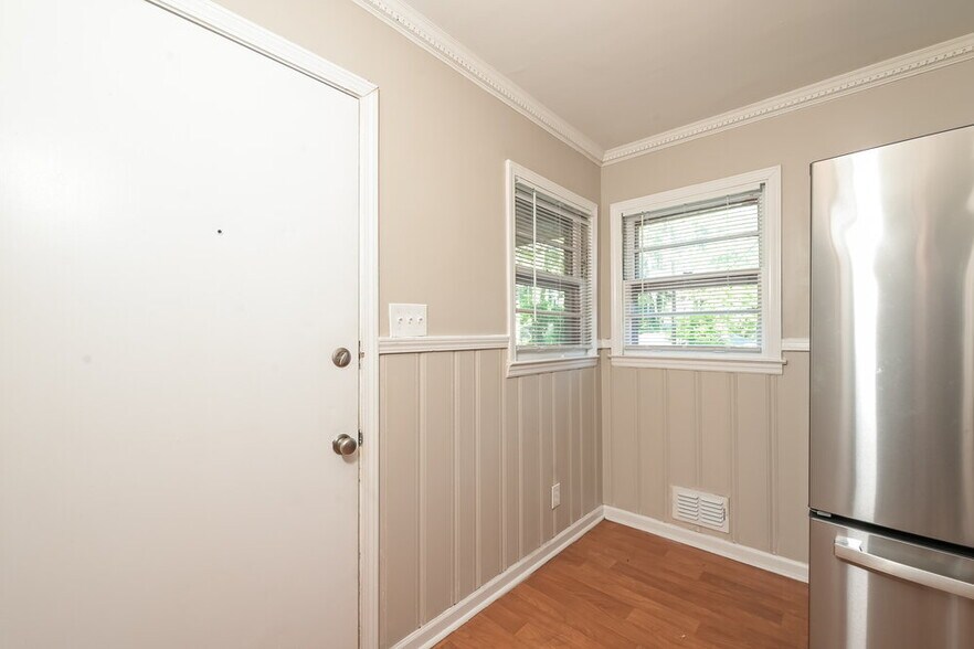 Building Photo - 1090 Longshore Dr