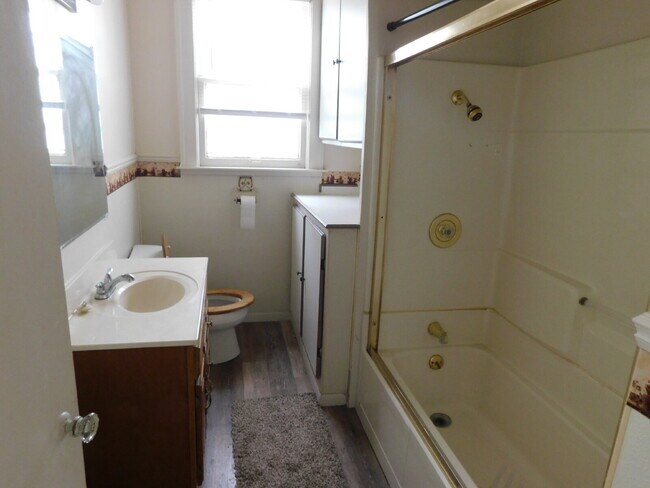 Building Photo - Clean and Move in Ready, Great Location