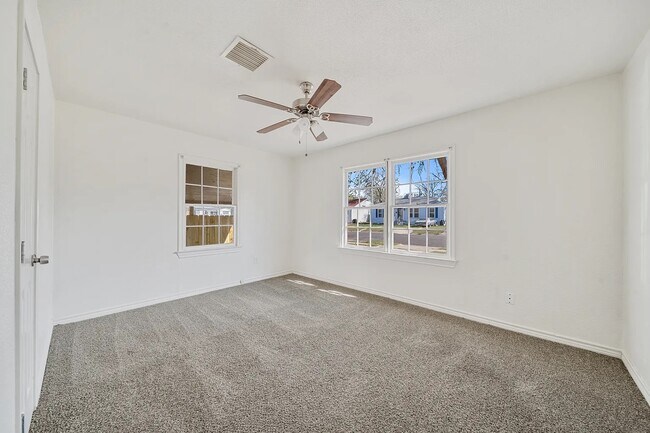 Building Photo - 1411 Sycamore St