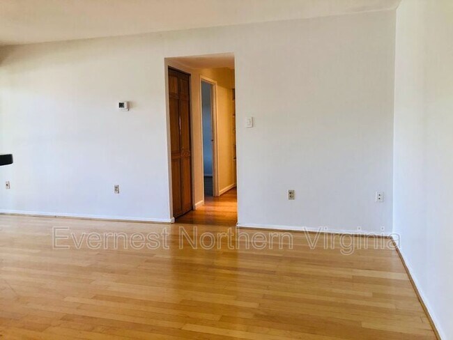 Building Photo - 9710 Kingsbridge Dr