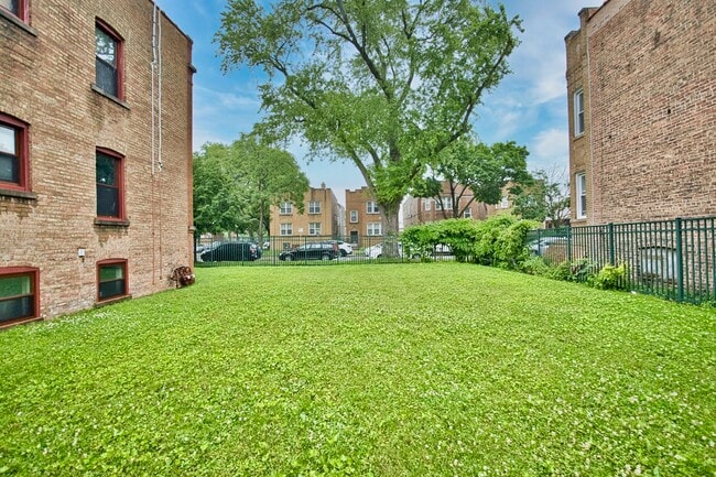 Building Photo - 2437 W North Shore Ave