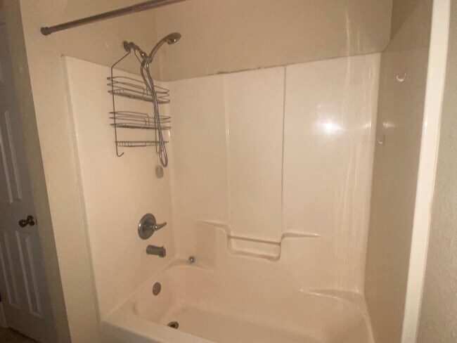 Building Photo - Tiled 3/2/2 available now!