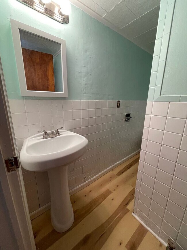 Building Photo - 147 Dewey Ave