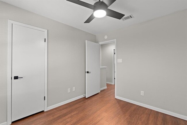 Building Photo - 1015 E Yager Ln