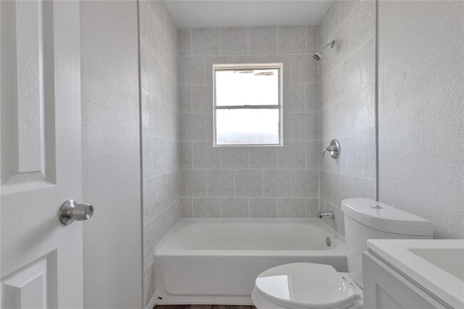 Building Photo - 809 John Adams Dr