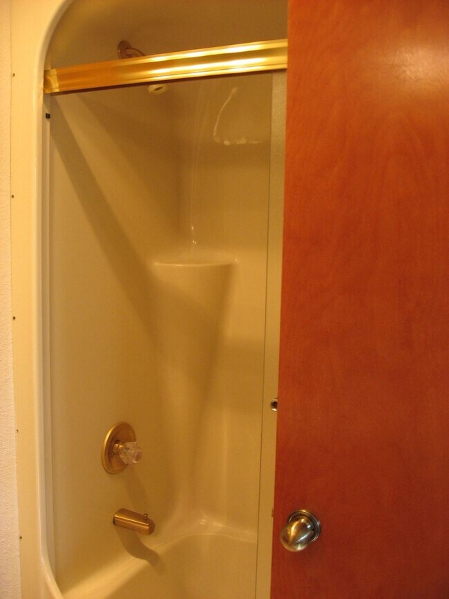 Building Photo - 824 SE Jensen St