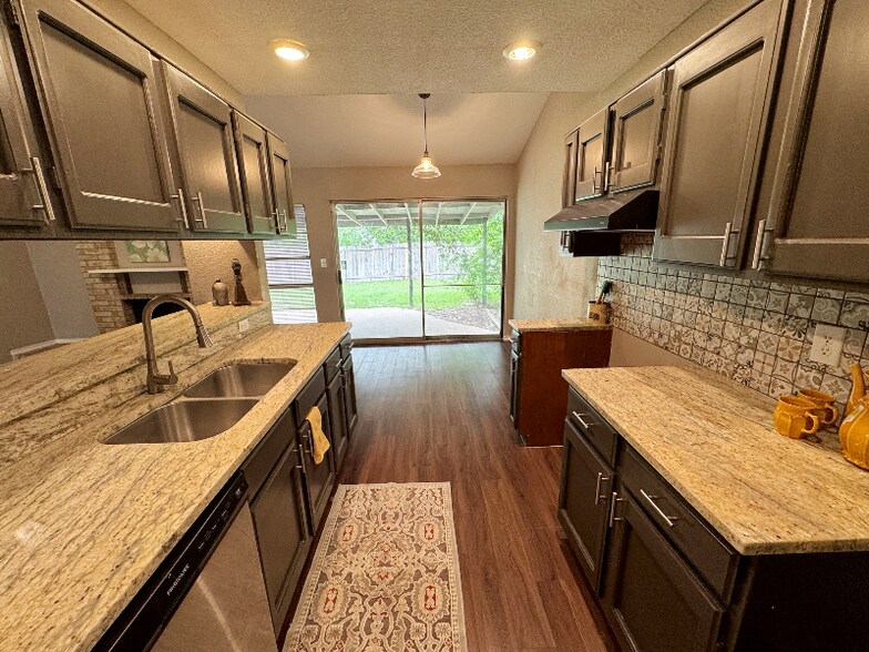 Building Photo - 8739 Glen Bluff