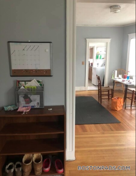 Building Photo - 208 Kelton St