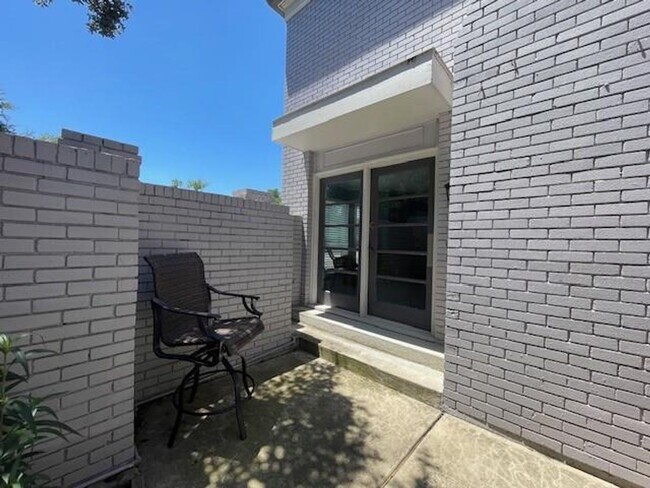 Building Photo - 15901 Archwood Ln