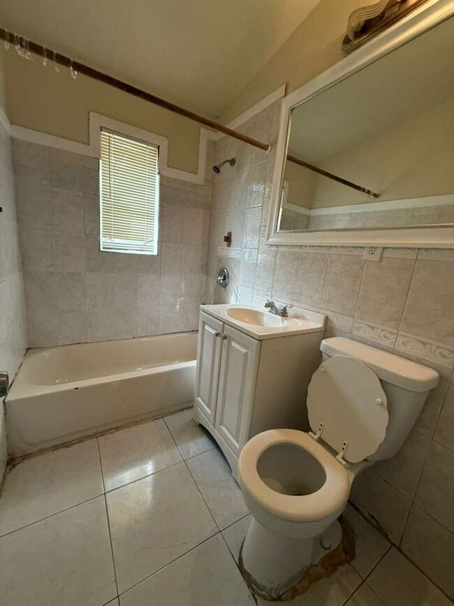 Building Photo - Large 4-3 house with central air