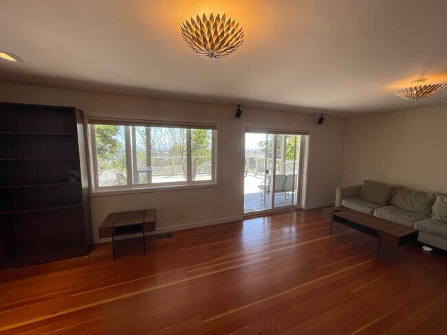 Building Photo - 1915 Oakview Dr