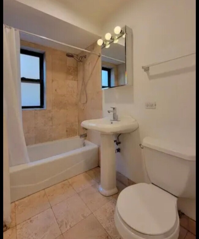 Building Photo - 681 W Wrightwood Ave