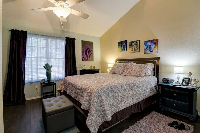 Building Photo - Updated 2 Bed/2.5 Bath Townhome in Great W...