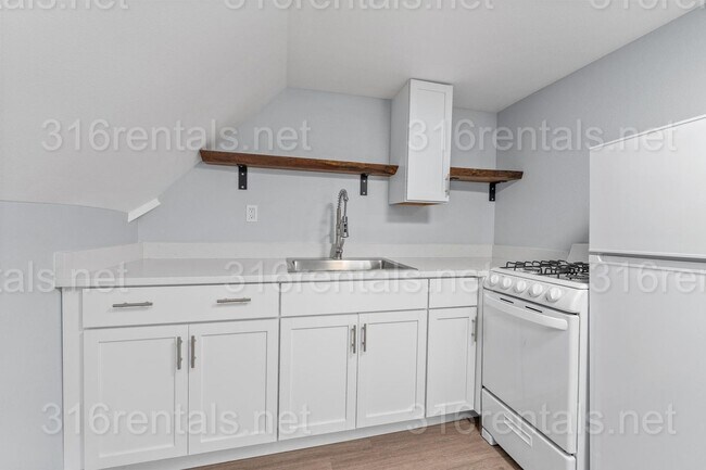 Building Photo - $850 - 1 bed 1 bath - Beautiful newly renovated Multi-family home located in Delano