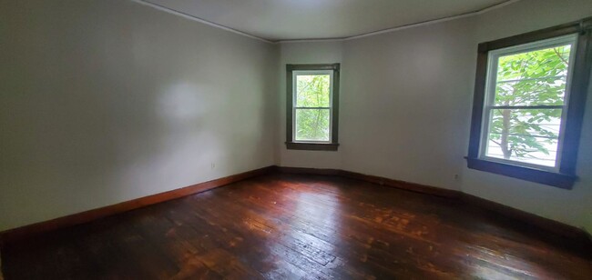 Building Photo - Huge 4-bedroom house