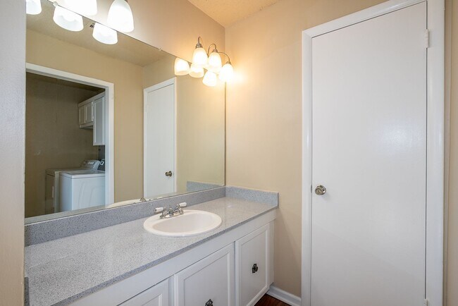 Building Photo - Spacious 3 Bed 2 Bath Condo in Tulsa!