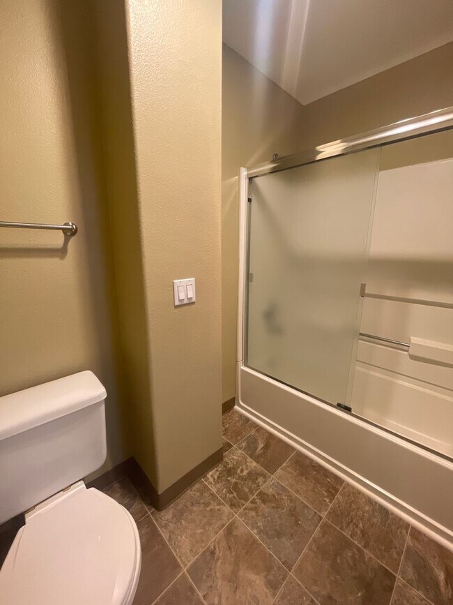 Building Photo - Rent Special: FREE February's Rent