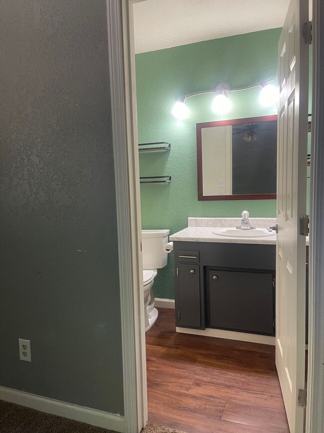Building Photo - LARGE 4 BEDROOM 2 BATHROOM HOME IN THE PEPPERTREE SUBDIVISION