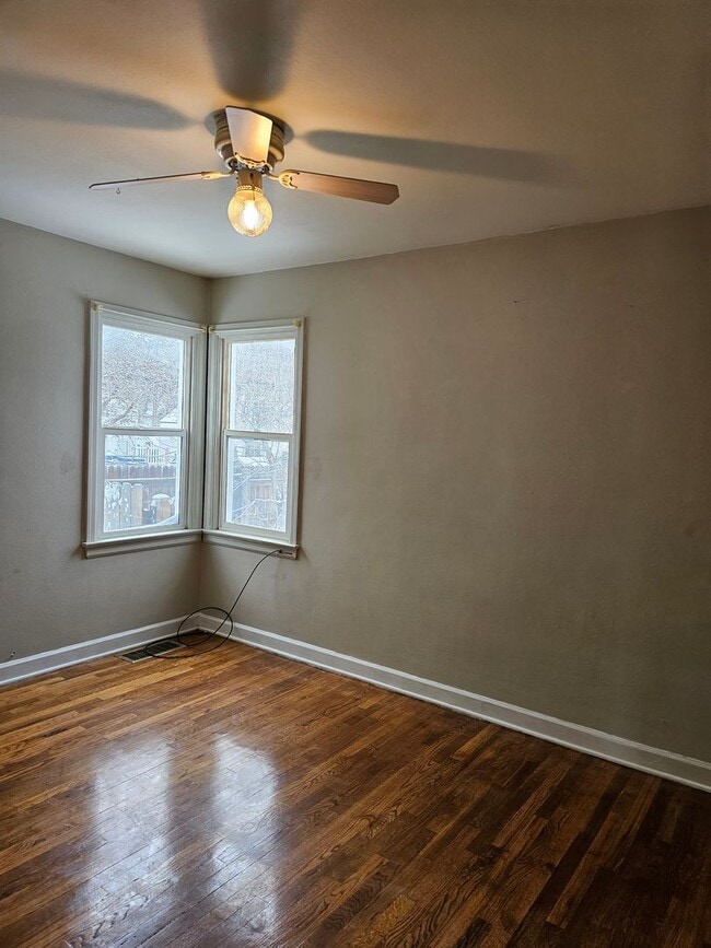 Building Photo - 915 W 28th St