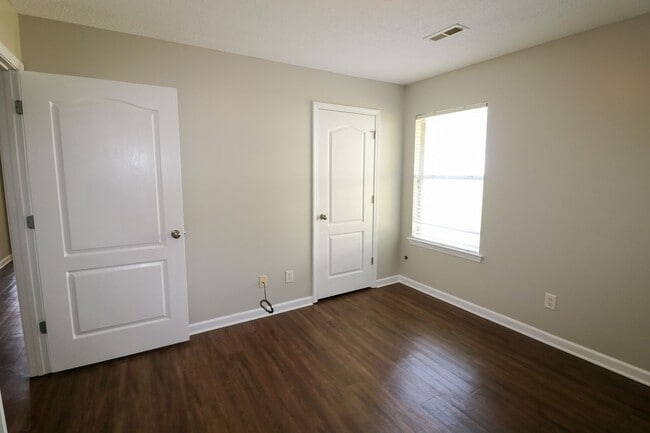 Building Photo - THIS IS A TRIPLEX GROUND FLOOR UNIT IN LINCOLN
