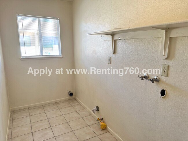 Building Photo - Spacious 2 Bed 1 Bath Home With Indoor Lau...