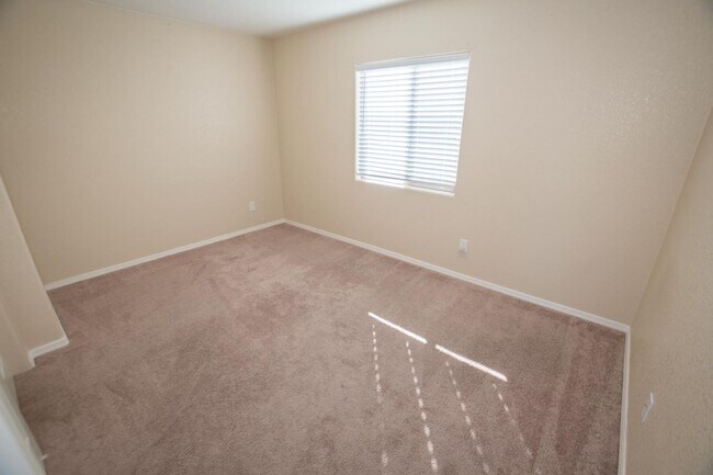 Building Photo - Stunning 2-Story Home in the Holiday Community!