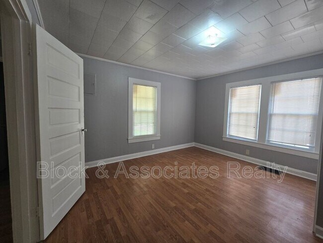 Building Photo - 909 Gaines Ave