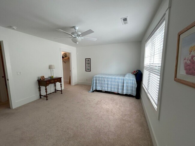 Building Photo - Beautifully appointed furnished 4 bedroom ...