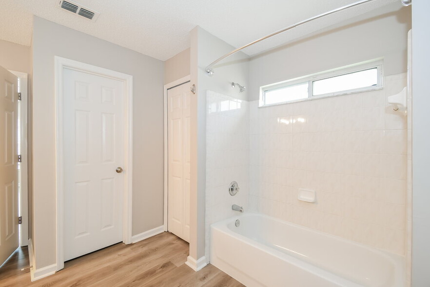 Building Photo - 8422 Stelling Dr S