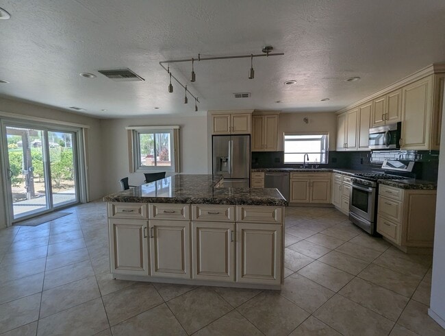 Building Photo - Resort Living in Desert Hot Springs