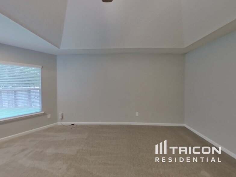 Building Photo - 10768 Stanton Hills Dr E