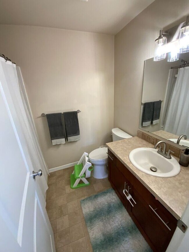 Building Photo - Puyallup Valley 4bdr 2.5bath w/ a POOL
