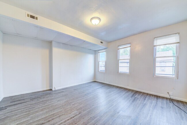 Building Photo - 2400 Mission St