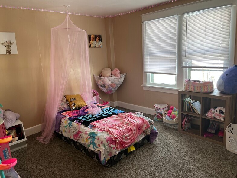 Building Photo - 638 River St