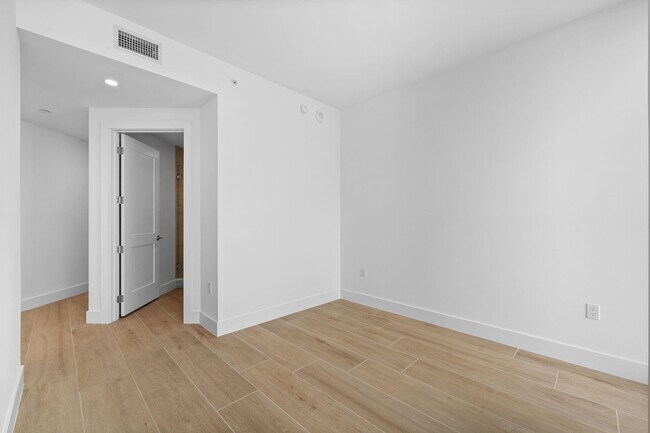 Building Photo - 153 N Seabreeze Blvd