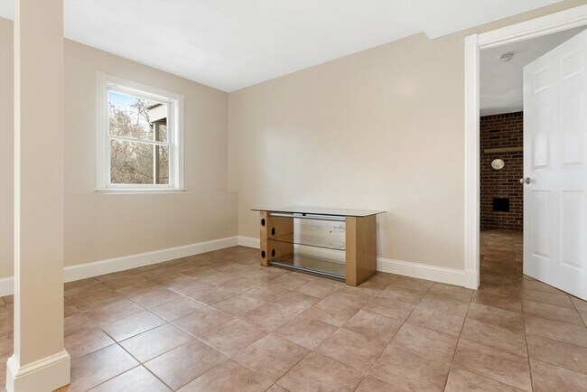 Building Photo - 5 St Anthonys Ln