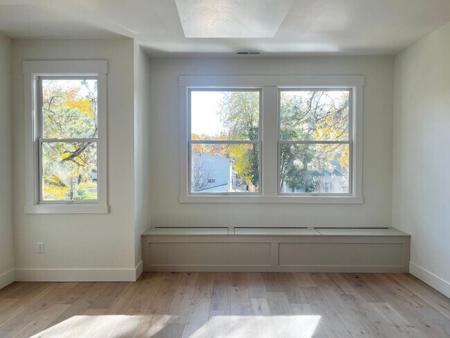 Building Photo - 626 E Krall St