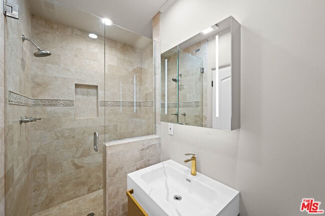 Building Photo - 260 S La Peer Dr