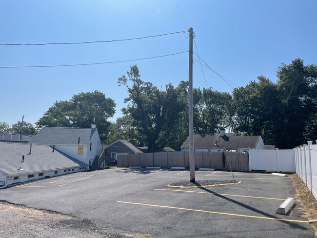 Building Photo - Hyannis 1 bedroom