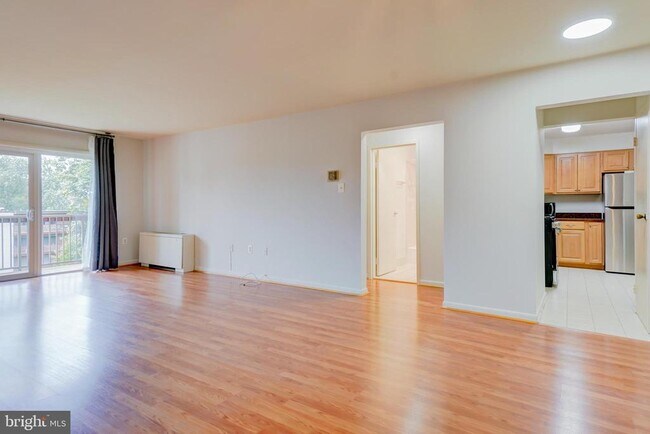 Building Photo - 7400 Lakeview Dr