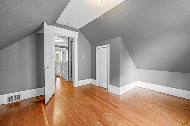 Building Photo - 626 NE Russell St