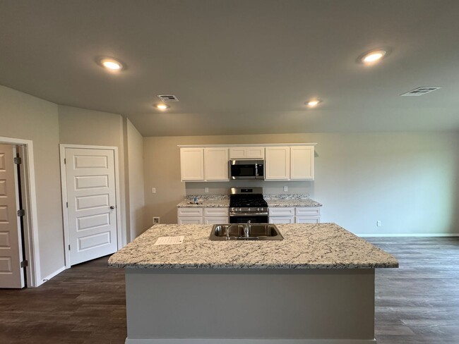 Building Photo - Brand New 4 Bedroom in Bixby