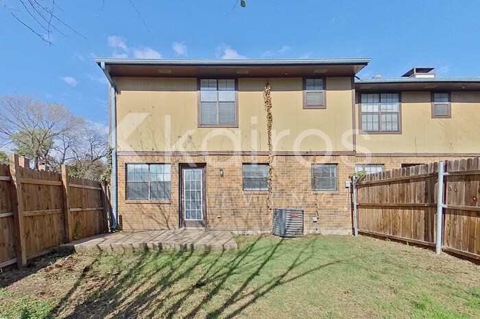 Building Photo - 832 Courtenay Pl