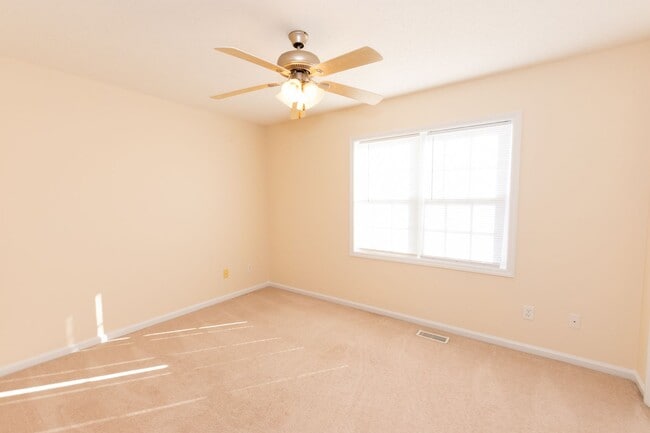 Building Photo - MOVE IN READY!!