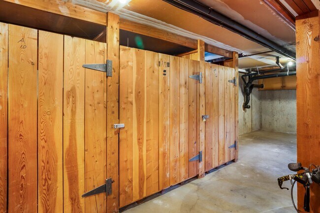 Building Photo - University Gardens Condominium Unit A7