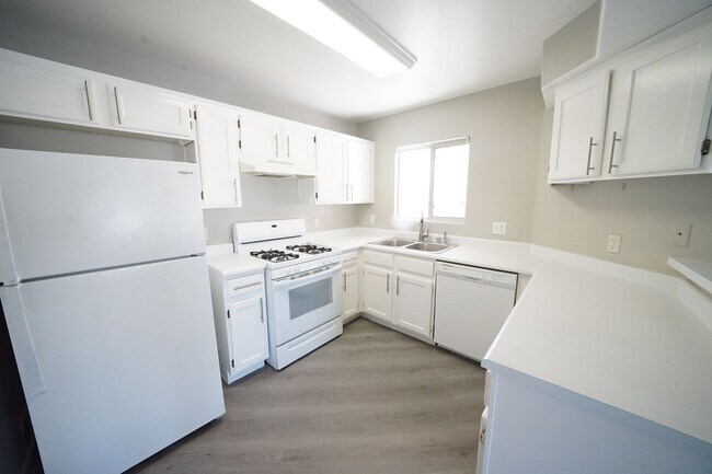 Building Photo - SHOWINGS AVAILABLE NOW