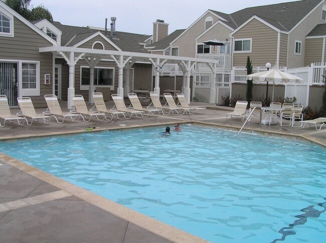 Building Photo - Ocean Views, Fully Remodeled Kitchen,Iconi...