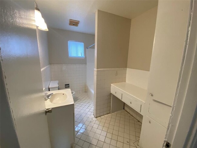 Building Photo - 5610 Royal Palms St